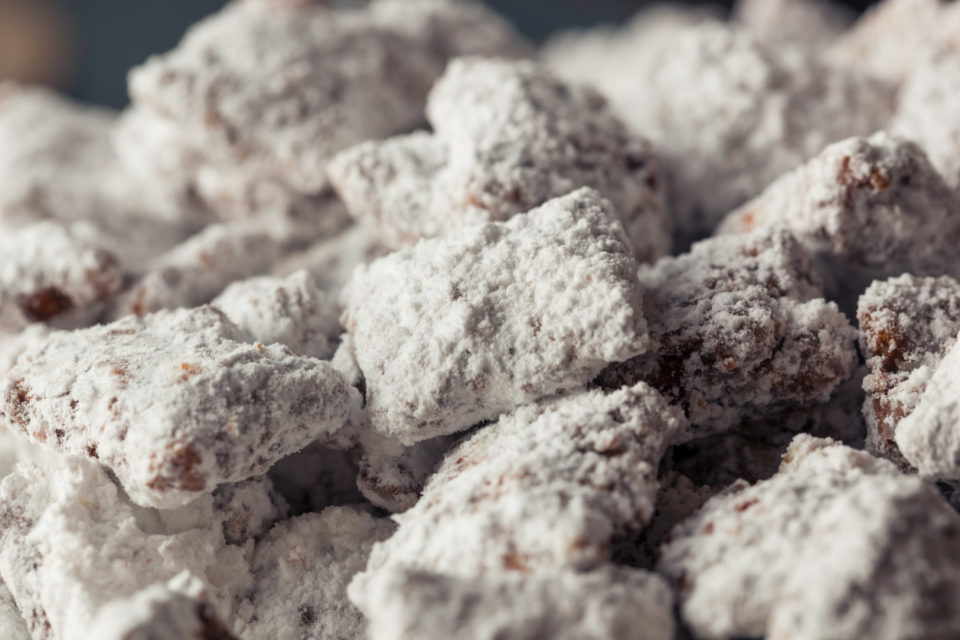 Homemade Powdered Sugar Puppy Chow Muddy Buddies to Eat